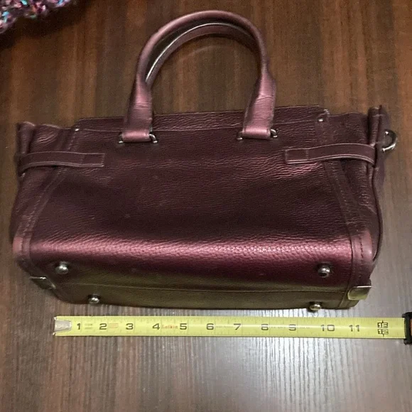 Coach Swagger without crossbody strap and a slight lean - Picture 3 of 14